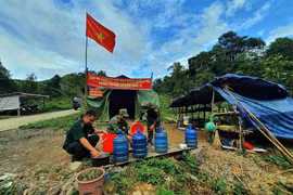 组图：帮助人民是胡伯伯部队的崇高使命