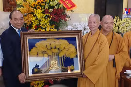 ​ 越南国家主席阮春福在胡志明市祝贺佛诞节