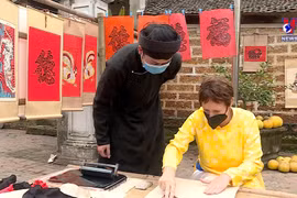 外国人在越南过年 充分感受春节气氛