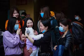 组图：106名越南公民恋恋不舍离开和平隔离区