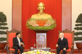 组图：越共中央总书记、国家主席阮富仲接见老挝政府总理通伦•西苏里