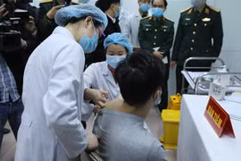 组图：越南正式启动首个新冠肺炎疫苗临床试验