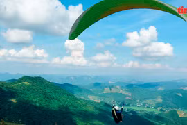 组图：高空滑翔 欣赏和平省山区云海