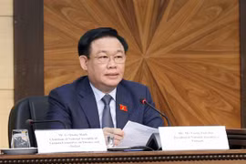 越南国会主席王廷惠出席越南与伊朗投资论坛