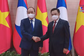 阮春福会见老挝国会主席赛宋蓬·丰威汉