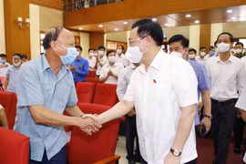 组图：王廷惠在海防市开展选民接待活动