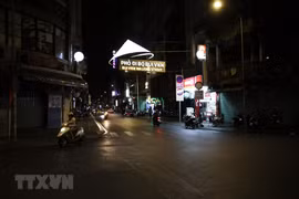 组图 ：河内和胡志明市减少人员流动和聚集 各条街道人迹罕至 