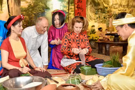 组图：国际朋友对越南传统春节和包粽子习惯颇感兴趣