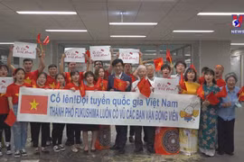 福岛市人民为越南运动健将们加油鼓励