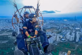 组图：体验滑翔伞从高空俯瞰胡志明市全景