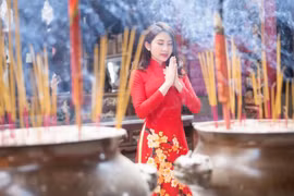 组图：新春伊始去寺庙烧香祈福-越南人过春节的文化之美