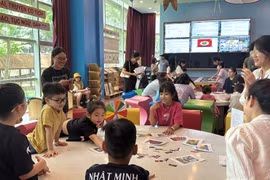 越南民族学博物馆为儿童举行乐探各国遗产活动。图自越共电子报