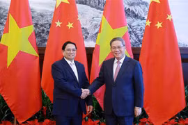 越南政府总理范明政（左）与中国国务院总理李强握手。图自越通社