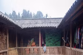 土坯房利用天然材料建造，如粘土、木材、竹子。房子没有钢筋，但仍然坚固安全。图自越南之声