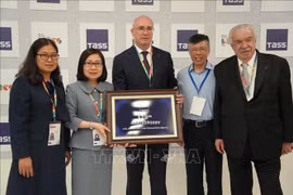 越南通讯社副社长段氏雪绒女士率团出席塔斯社成立120周年庆典。图自越通社
