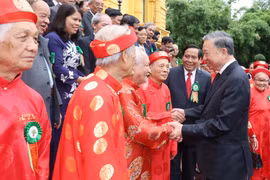 越南国家主席苏林于6月6日上午在主席府会见越南全国优秀老年人代表团。图自越通社