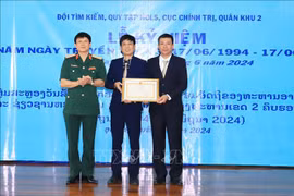 越南国防部和乌多姆塞省政府向第二军区烈士遗骸收寻归宿队赠送奖状。图自越通社