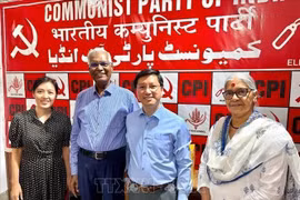 越南驻印度大使阮青海（左三）与印度共产党总书记拉贾（左二）和双方代表合影。图自越通社