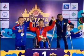 越南残疾人举重运动员黎文功获得金牌。图自越通社
