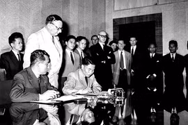 1954年7月20日，国防部副部长谢光宝代表政府和越南人民军总指挥部签署停止在越南战事的协定。不久之后，老挝和柬埔寨也签署了停战协定。资料图