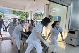 将受伤人员送往锦普市综合医院。图自越通社