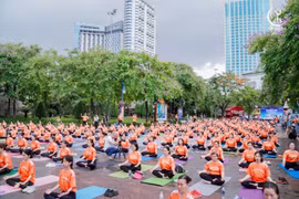 2024年夏季瑜伽节吸引来自世界各国的大量瑜伽爱好者参与。图自越南之声