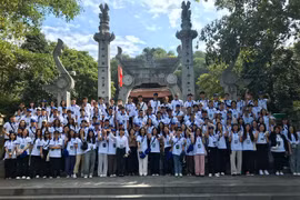 参加2024年越南夏令营的近120名越裔青年代表。图自越通社