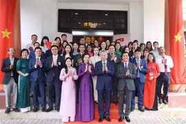 越共中央总书记苏林和夫人造访越南驻马来西亚大使馆。图自越通社