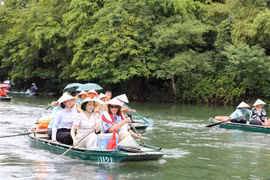 澳大利亚联邦议会参议长苏·莱恩斯参观越南长安生态旅游区。图自越通社