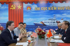 农业与农村发展部副部长冯德进会见了美国驻越南大使马克·纳珀。图自越通社