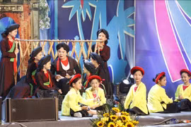 官贺民歌表演。图自越通社