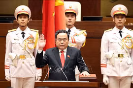 越南新任国会主席陈青敏宣誓就职。图自越通社