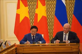 越南政府副总理陈红河与俄罗斯联邦副总理德米特里·切尔内申科签署会议纪要。图自越通社