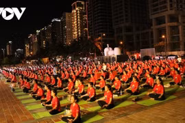 1500多人参加2024年岘港国际瑜伽节的集体表演。图自越南之声