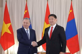 蒙古国总统乌赫那·呼日勒苏赫在首都乌兰巴托苏赫巴托广场举行隆重仪式，欢迎越共中央总书记、国家主席苏林一行。图自越通社