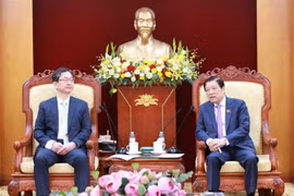越共中央内政部部长潘廷镯会见韩国反腐败和民权委员会副委员长郑升润。图自越通社
