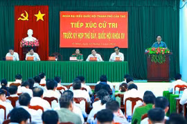 越南政府总理范明政与芹苴市选民展开接触活动。图自越通社