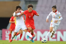 越南国家女子足球队与中国队角逐。图自越通社