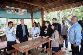 古巴代表团参观位于临时革命政府基地的古巴大使劳尔·巴尔德斯·维沃的办公室。图自越通社