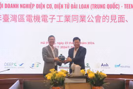 海防市经济区管委会主任黎忠坚向中国台湾代表团代表赠送礼物。图自越通社