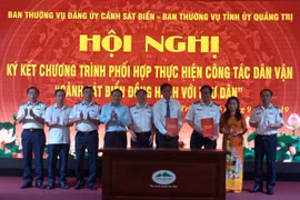 越南海警与广治省渔民并肩同行