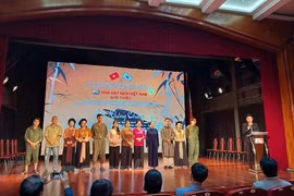 越韩两国导演合作排演战后越南妇女题材的话剧