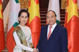 越南政府总理阮春福欢迎缅甸国家资政兼外交部长昂山素季对越南进行正式访问（组图）