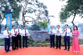 庆祝首都解放70周年的禅光湖花园正式揭牌。图自越通社