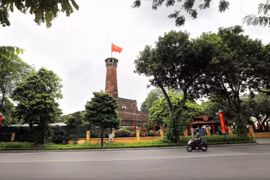 1954年10月10日，河内旗台的升旗仪式成为一个神圣的历史性时刻，是越南民族发展史上具有里程碑意义的事件，就是首都河内获得解放。图自越通社