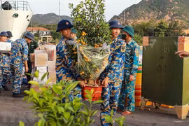 组图：2023年癸卯春节前将年货送到长沙群岛上