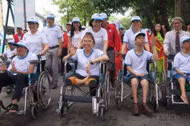 组图：越南橙剂灾难62周年：携手抚摸橙剂之痛