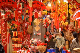 组图：行马街红色装饰品琳琅满目 洋溢着2024甲辰龙年喜庆氛围