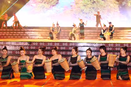 题为“织锦文化—精髓汇聚”的首届越南织锦文化节正式开幕（组图）