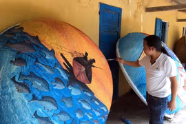 越南画家在竹篮船上创造颇具独特风格的绘画作品（组图）